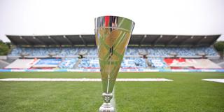 Saarlandpokal, Trophäre steht auf dem Rasen im Stadion (Foto: IMAGO / Fussball-News Saarland)