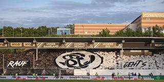 Fans der SV Elversberg inszenieren das Logo des Vereins auf der Zuschauertribüne (Foto: IMAGO / Fussball-News Saarland / Fabian Kleer)
