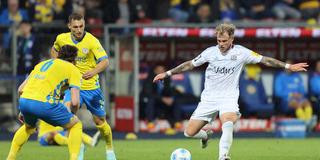 Ermin Bicakic (Eintracht Braunschweig) und Philip Fahrner (1.FC Saarbruecken) auf dem Spielfeld.  (Foto: IMAGO / Jan Huebner)