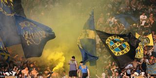 Saarbrücker Ultra-Fans zünden Rauchfackeln im Stadion (Foto: IMAGO / Jan Huebner)