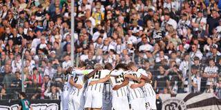 Die Mannschaft der SV 07 Elversberg bildet einen Kreis.  (Foto: IMAGO / Fussball-News Saarland    )