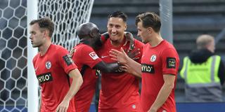 Younes Ebnoutalib (SVE) jubelt nach dem 0:2 gegen Hertha BSC mit Teamkollegen. (Foto: IMAGO / Contras)