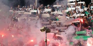 Regionalligist FC 08 Homburg (grün-weiss) empfängt den Zweitligisten Holstein Kiel (blau). Homburgs Fans zünden Pyrotechnik. (Foto: IMAGO / ImageLabz)
