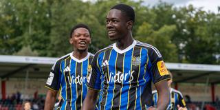 Elijah Krahn (rechts) und Rodney Elongo-Yombo bejubeln Krahns Tor für den 1. FC Saarbrücken gegen den VfB Stuttgart II. (Foto: IMAGO / Eibner)