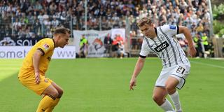 Jakob Lemmer (SG Dynamo Dresden) und Lasse Günther (SV 07 Elversberg) auf dem Spielfeld. (Foto: IMAGO / Fussball-News Saarland)