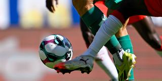 Schuhe zweier Fußballspieler beim Kampf um den Ball (Foto: IMAGO / GEPA pictures)