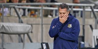 Trainer Alois Schwartz (1. FC Saarbruecken) hält sich die Hand vors Gesicht (Foto: IMAGO / Fussball-News / Fabian Kleer)