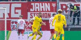 Kai Brünker (1. FC Saarbrücken) bejubelt seinen Führungstreffer gegen SSV Jahn Regensburg (Foto: IMAGO / Sascha Janne)