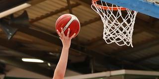 Hände einer Basketballspielerin am Ball vor dem Korb (Foto: IMAGO / Jan Huebner)