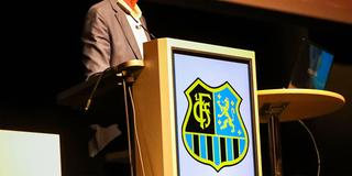 Rednerpult bei einer Mitgliederversammlung des FC Saarbrücken (Foto: IMAGO / Jan Huebner)