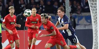 Nicolas Mickelson (SV Elversberg, rotes Trikot), Kennet Eichhorn (Hertha BSC Berlin) (Foto: IMAGO / Nordphoto)