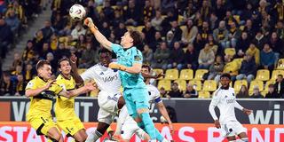 Aachen-Keeper Olschowsky pariert einen Saarbrücker Schuss.  (Foto: SR)