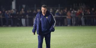 Alois Schwartz verlässt den Platz (Foto: IMAGO / Fussball-News Saarland / Sebastian Bach)