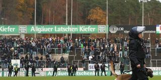 Polizei vor dem Homburger Block. (Foto: IMAGO / Jan Huebner)