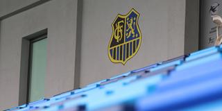 Das Logo des 1. FC Saarbrücken über der Tribüne im Ludwigspark (Symbolfoto) (Foto: IMAGO / Jan Huebner)