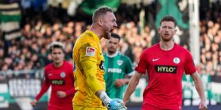 Der Torhüter der SV Elversberg, Nicolas Kristof, jubelt nach einem gehaltenen Elfmeter gegen Preußen Münster. (Foto: IMAGO / STEINSIEK.CH)