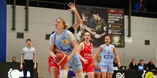 Emma Eichmeyer von den Saarlouis Royals zieht im Spiel gegen den Herner TC zum Korb (Foto: IMAGO / osnapix)