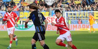 Tim Civeja (1. FC Saarbrücken) und Jannis Boziaris (FC Energie Cottbus) auf dem Spielfeld im Ludwigsparkstadion. (Foto: IMAGO / Fussball-News Saarland)