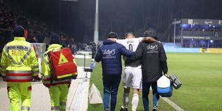 Im Spiel Viktoria Köln gegen 1.FC Saarbrücken Kai Brünker (1.FCS) verletzt. Betreuer stützen ihn. (Foto: IMAGO / Jan Huebner)