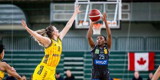 Basketball: Martha Ann Burse am Wurf während Nina Rosemeyer versucht zu blocken. (Foto: IMAGO / camera4+)