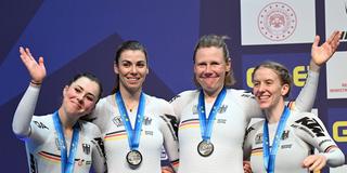 Lisa Klein, Mieke Kloger, Laura Süßemilch und Franziska Brausse feiern ihren Erfolg im Konya-Velodrom, European Championships Elite Women Track; Giornata, Februar 2026 (Foto: IMAGO / Sirotti)