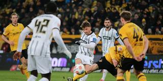 Lukas Petkov (Mitte, SV Elversberg) beim Spiel gegen Dynamo Dresden am 14.02.2026 (Foto: IMAGO / Björn Reinhardt)