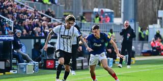 Nicholas Mickelson (SV Elversberg) und Adrian Kapralik (Holstein Kiel) kämpfen um den Ball. (Foto: IMAGO / Ole Jacobsen)