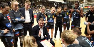 Cheftrainer Matiss Rozlapa bespricht sich mit dem Basketball-Team der Saarlouis Royals (Foto: IMAGO / Nordphoto)