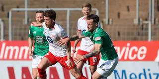 Frederic Baum (FC 08 Homburg, rechts) und Jelle Goselink (Kickers Offenbach) im Zweikampf. (Foto: IMAGO / Fussball-News Saarland)