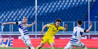 Lasse Wilhelm vom 1. FC Saarbrücken versucht mit dem Ball an an Leon Müller und Conor Noß (beide MSV Duisburg) vorbeizukommen. (Foto: IMAGO / Beautiful Sports)