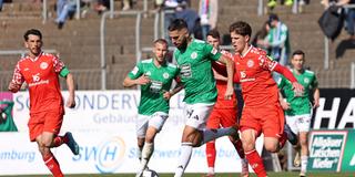 Hilal El-Helwe (FC 08 Homburg) und Daniel Gleiber (1. FSV Mainz 05 II) auf dem Spielfeld. (Foto: IMAGO / Fussball-News Saarland)