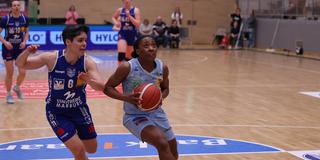 Martha Burse von den Saarlouis Royals zieht gegen Ana Raimundo (BC Marburg) zum Korb (Foto: IMAGO / Fussball-News Saarland)