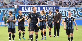 Die Spieler des 1. FC Saarbrücken verlassen nach einem Spiel den Platz. (Foto: IMAGO / Fussball-News Saarland / Fabian Kleer)