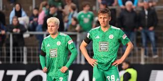 Frederik Schumann (FC 08 Homburg) und Michael Heilig (FC 08 Homburg) sind enttäuscht nach der Niederlage (Foto: IMAGO / Fußball-News Saarland / Fabian Kleer )