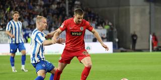 Lukas Petkov (SV Elversberg) im Zweikampf mit Fabian Holland (SV Darmstadt)  (Foto: IMAGO / Fussball-News Saarland)