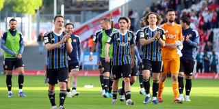 Die Fußballmannschaft des 1. FC Saarbrücken läuft auf den Platz (Foto: IMAGO / Jan Huebner)