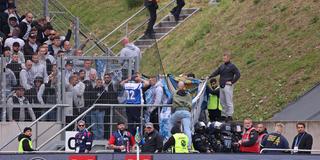 Fans schirmen nach einem schweren Sturz im Ludwigspark mit Bannern die Unfallstelle ab (Foto: IMAGO / Fussball-News Saarland)