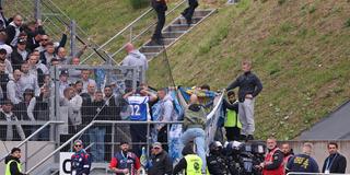 Fans schirmen die Unfallstelle mit Bannern ab. (Foto: IMAGO / Fussball-News Saarland)