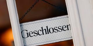 Schild "Geschlossen" an der Tür eines Unternehmens während der Pandemie (Foto: IMAGO / Future Image /C. Hardt)