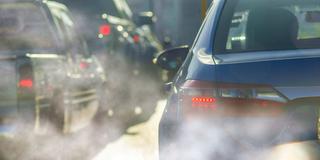 Autos stehen im Stau (Foto: IMAGO / Panthermedia)