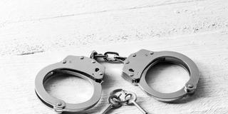 Handschellen mit Schlüssel (Foto: IMAGO / Shotshop)