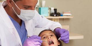 Ein Kind beim Zahnarzt (Foto: IMAGO / Shotshop)