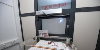 Bett hinter dem Fenster einer Babyklappe in einem Krankenhaus (Foto: IMAGO / Patrick Scheiber)