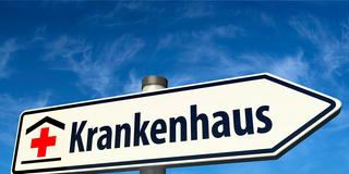 Symbolbild zum Thema Krankenhaus. Wegweiser Krankenhaus (Foto: IMAGO / IlluPics)