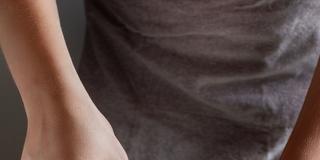 Jemand bereitet einen alkoholfreien Cocktail, sogenannten „Mocktail“ zu (Foto: IMAGO / Panthermedia)