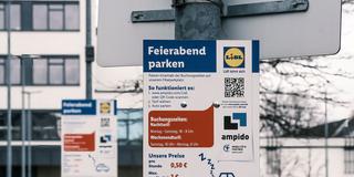 Feierabend-Parkplatz eines Discounters (Foto: IMAGO / Michael Gstettenbauer)