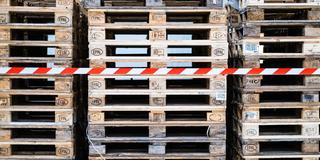 Symbolbild. Zurückgehende Aufträge. Mehrere Stapel Euro-Paletten stehen ungenutzt in einem Lager. (Foto: IMAGO / Robert Poorten)