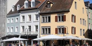 Menschen sitzen vor Restaurants auf dem St. Johanner Markt in Saarbrücken (Foto: IMAGO / F. Berger)