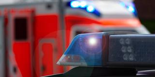 Einsatzfahrzeug, Streifenwagen der Polizei mit Blaulicht, im Hintergrund sieht man einen Rettungswagen (Foto: IMAGO / Fotostand / Gelhot)