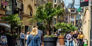 Passanten in der Fußgängerzone von Metz (Foto: IMAGO / Reporters)